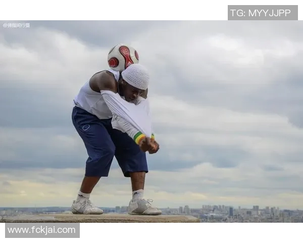 街头足球秀足球明星与粉丝互动展现精彩技艺与热情瞬间